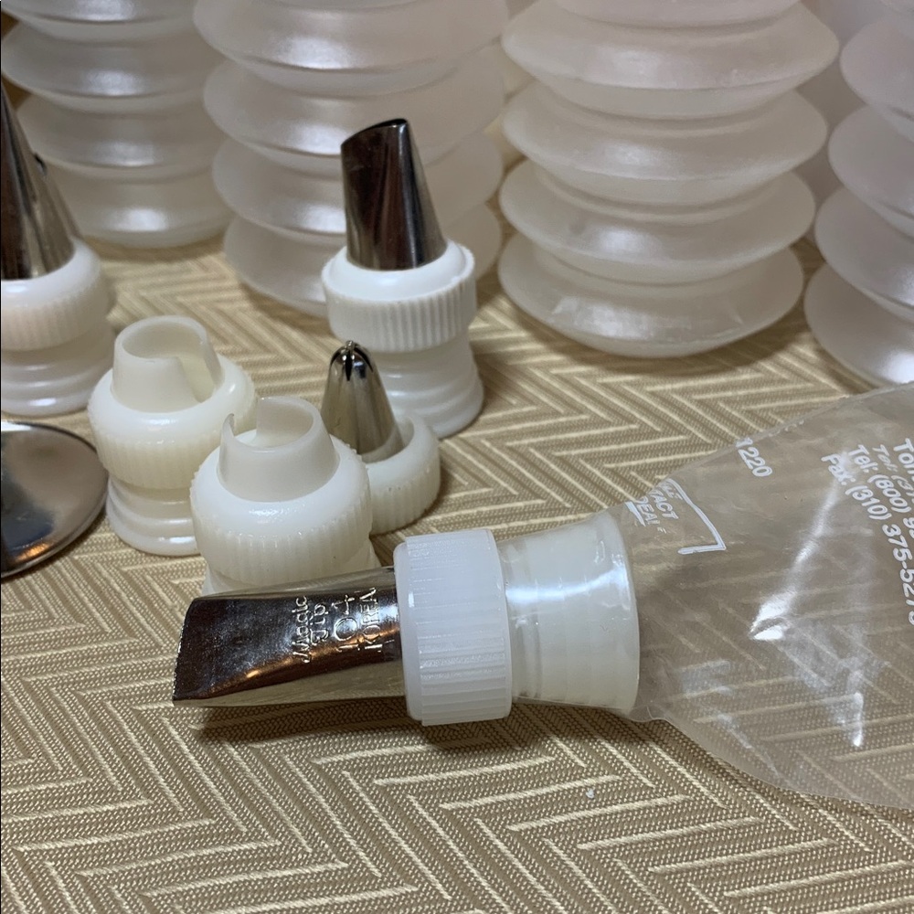 Decorating Kit with Caps and Tips - Picture 6 of 6